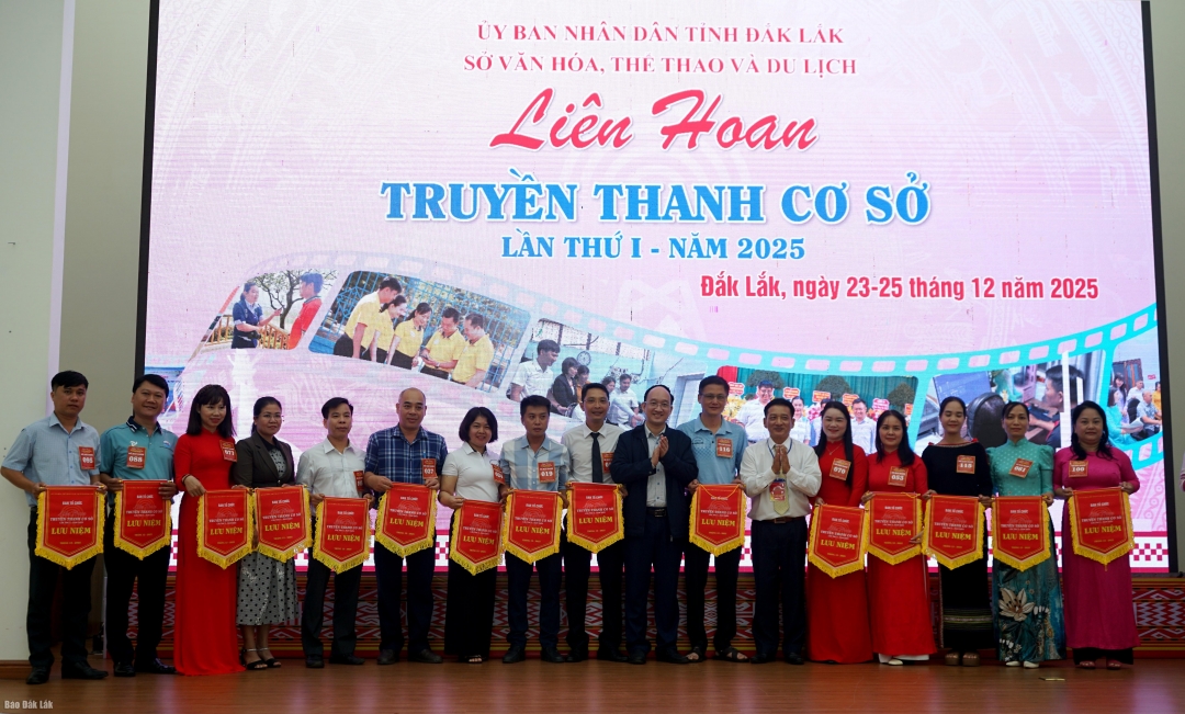 Đại diện các đội thi nhận Cờ lưu niệm của Ban tổ chức Liên hoan