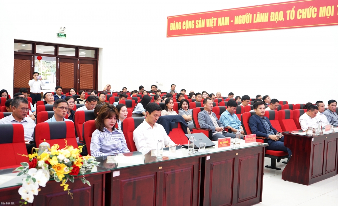 Đại biểu và thí sinh tham dự lễ bế mạc Liên hoan