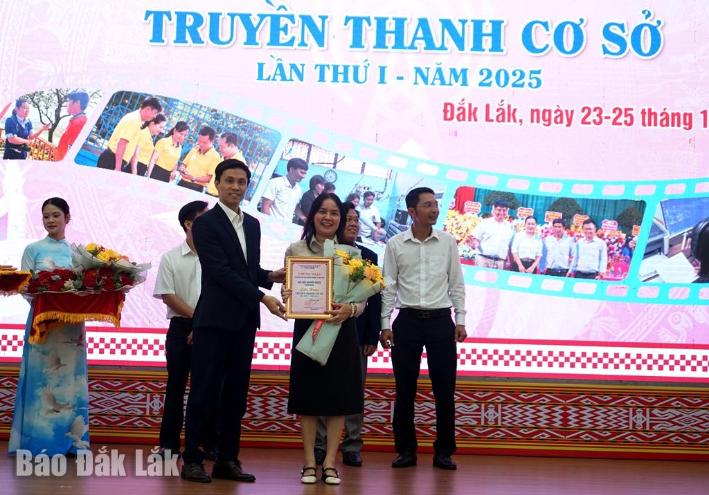 Phó Cục trưởng Cục thông tni cơ sở và thông tin đối ngoại, Bộ Văn hóa - Thể thao và Du lịch Ngô Thanh Hiển trao giải Nhất cho UBND xã Krông Bông