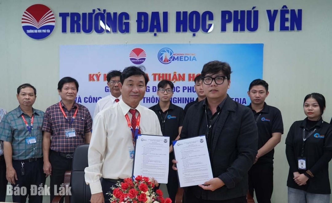 Trường Đại học Phú Yên và Công ty Truyền thông Nghinh Phong Media ký kết biên bản ghi nhớ.