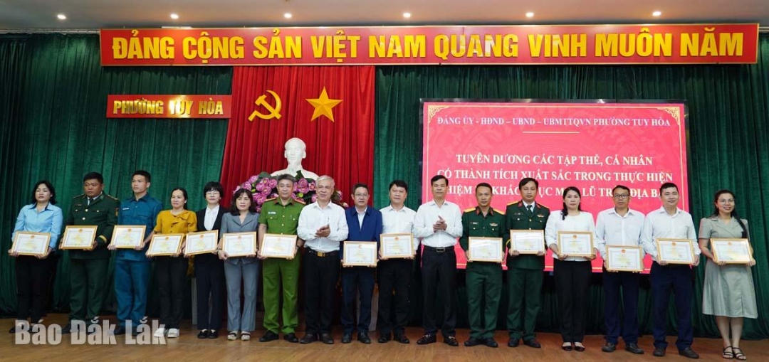 Lãnh đạo phường Tuy Hòa trao giấy khen cho các tập thể có nhiều đóng góp trong công tác phòng chống, khắc phục hậu quả do mưa lũ vừa qua. 