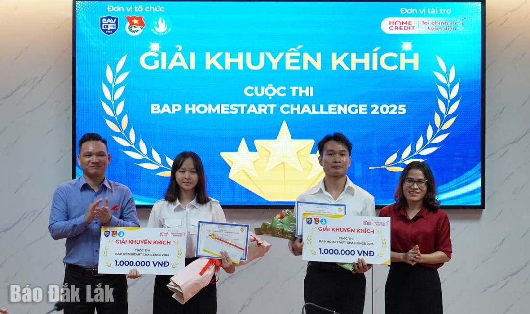 Ban tổ chức trao giải khuyến khích cho 2 dự án của 2 sinh viên.