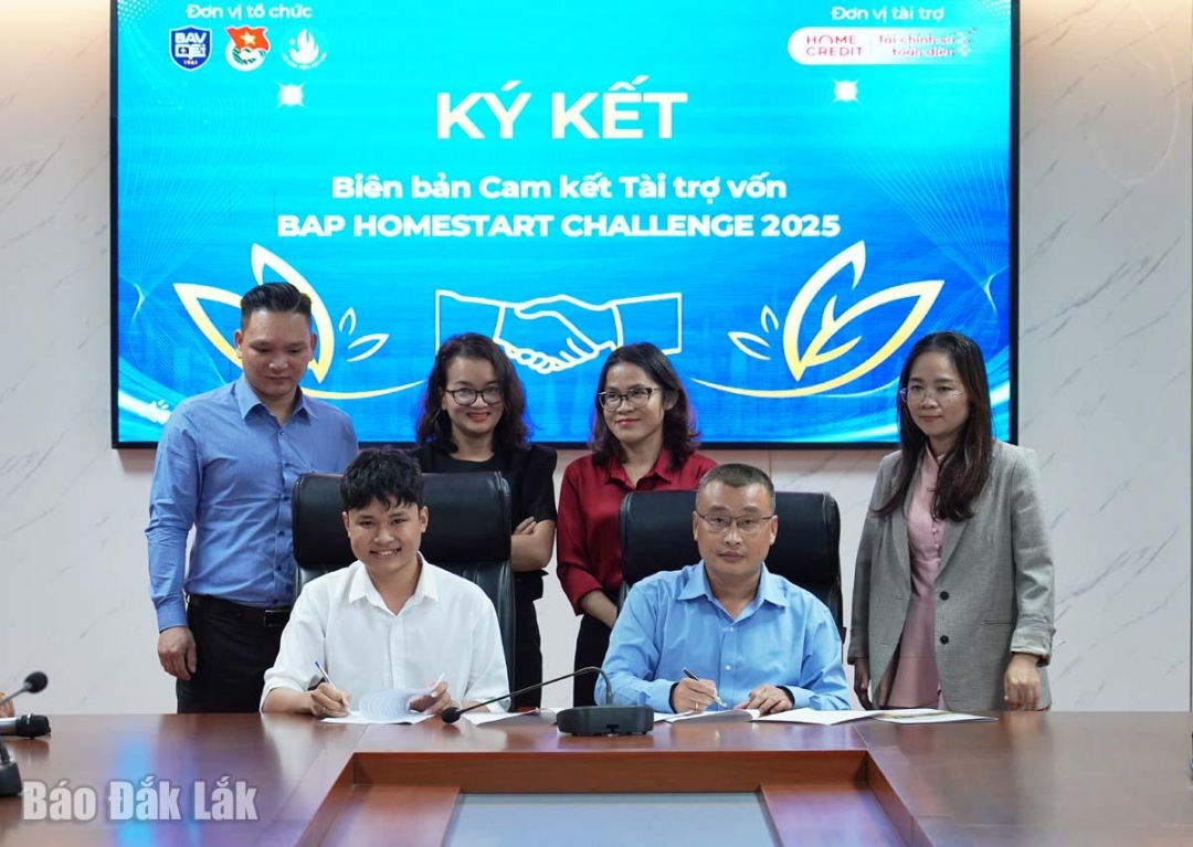 Diệp Tiểu Anh Quân đã ký biên bản xác nhận tiếp nhận nguồn vốn tài trợ với nhà trường.