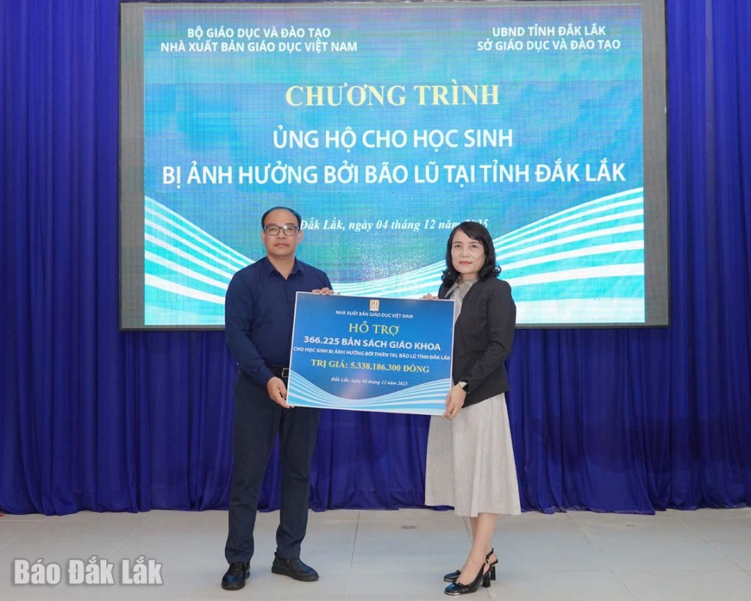 Cô Võ Thị Minh Duyên, Phó Giám đốc Sở GD&ĐT tiếp nhận sách của Nhà xuất bản Giáo dục Việt Nam.