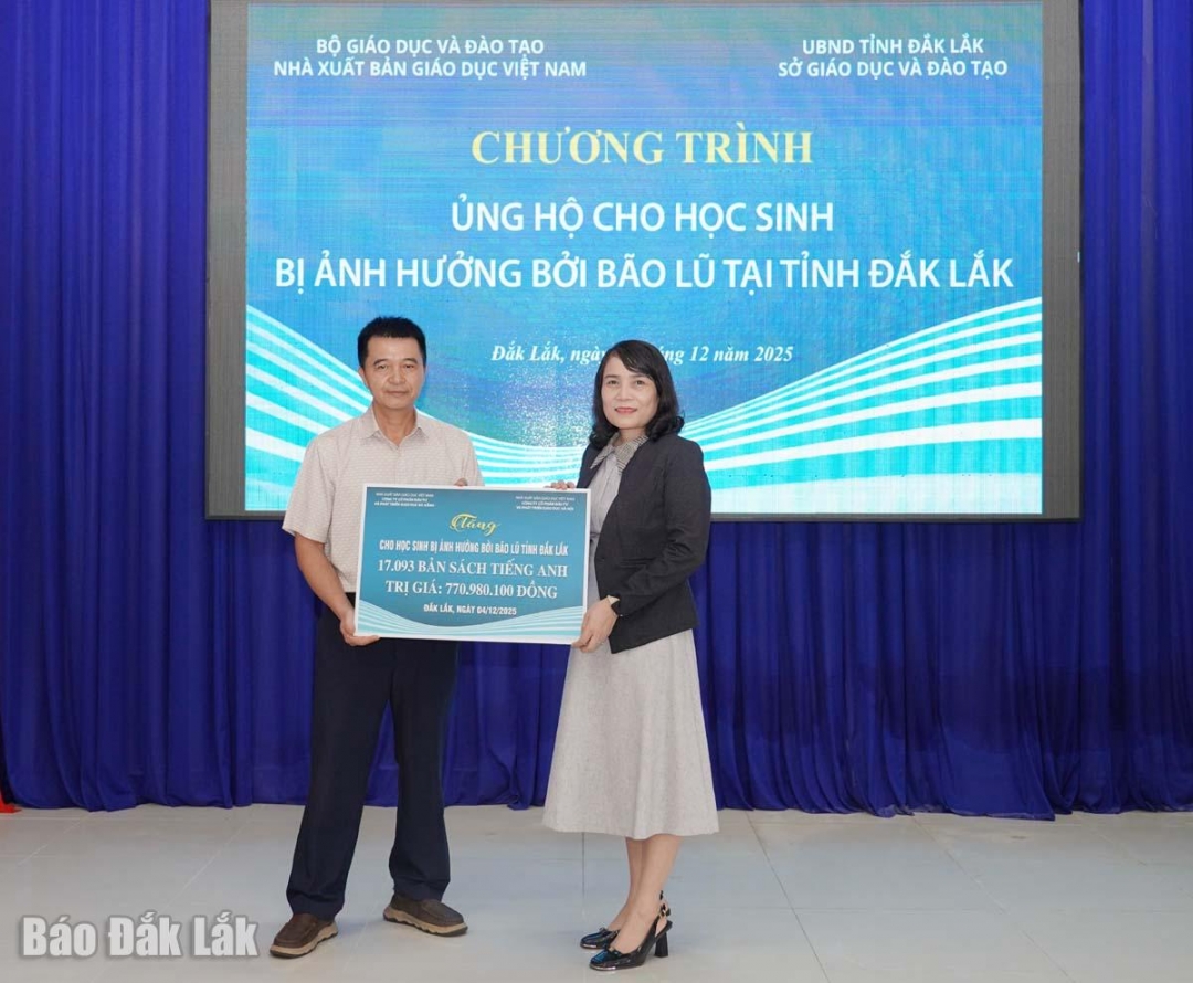 Công ty CP Đầu tư và Phát triển Giáo dục Đà Nẵng và Công ty CP Đầu tư và Phát triển Giáo dục Hà Nội trao tặng hơn 17.000 bản sách Tiếng Anh.