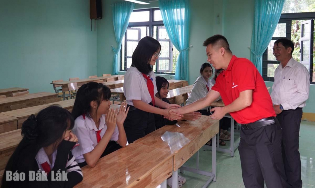 Đại diện học sinh Trường THCS Hòa An gửi lời cảm ơn đến các đơn vị hỗ trợ.