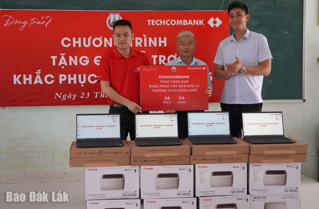 Đoàn tặng máy tính và máy in cho Trường THCS Đồng Khởi.