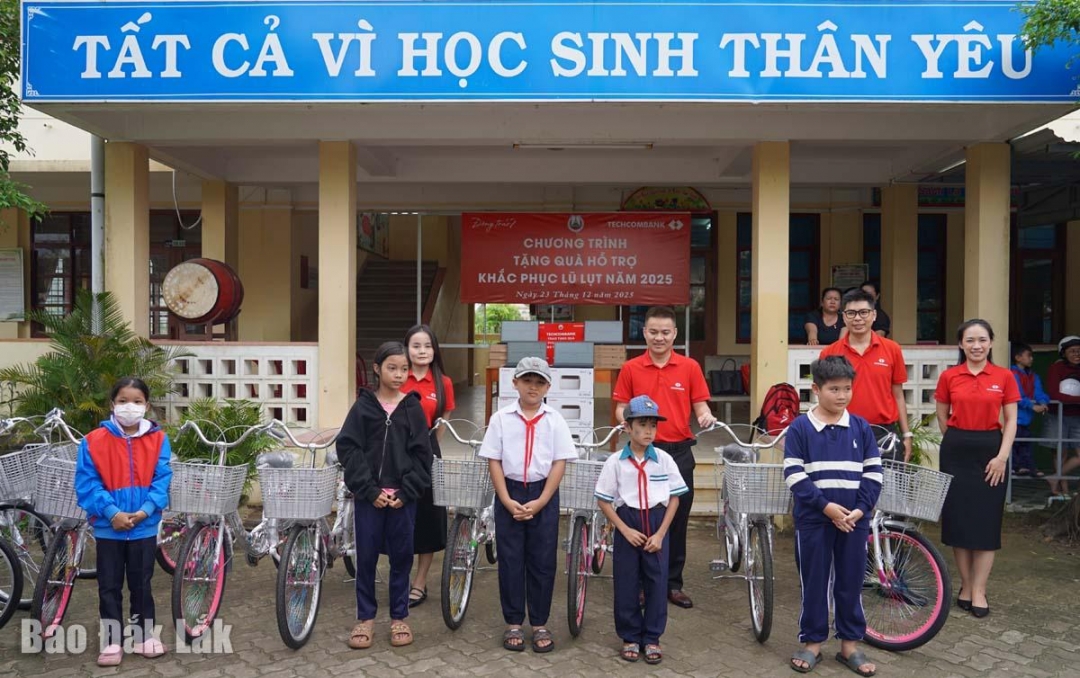 Đoàn trao tặng xe đap cho các em học sinh khó khăn của Trường tiểu học Hòa Thịnh.