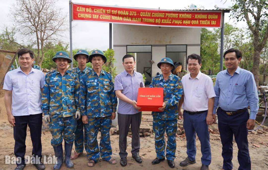 Phó Bí thư Tỉnh ủy Đỗ Hữu Huy tặng quà cho cán bộ, chiến sĩ Sư đoàn 375.