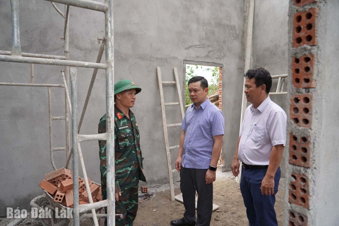 Phó Bí thư Tỉnh ủy Đỗ Hữu Huy nghe báo cáo về tiến độ xây nhà cho dân.