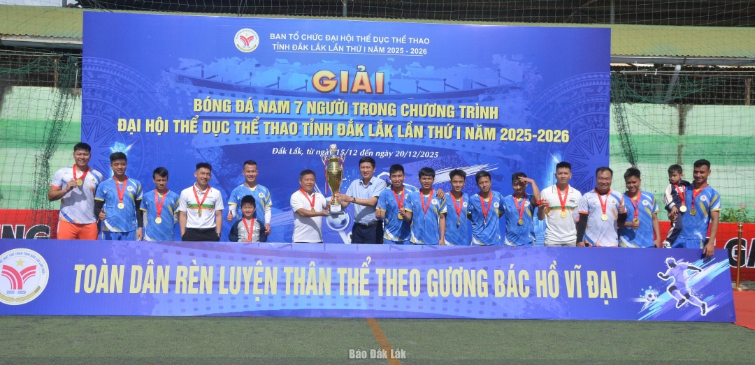 Ban tổ chức trao cúp cho đội vô địch xã Ea Hleo.