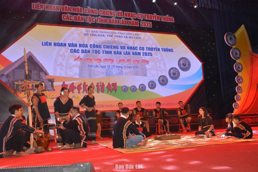 Các nghệ nhân xã Ea Tul phục dựng nghi lễ kết nghĩa mẹ con của người Ê Đê tại liên hoan.