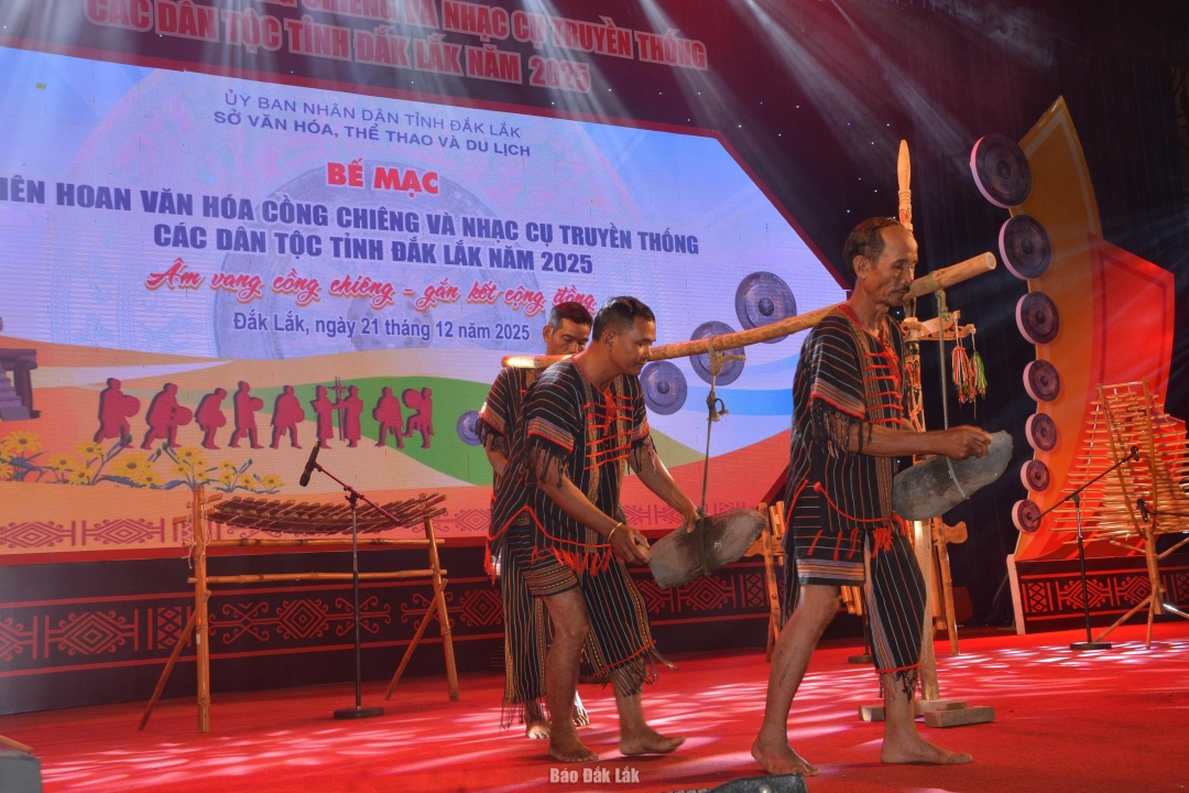 Tiết mục trình diễn đàn đá đặc sắc tại liên hoan.