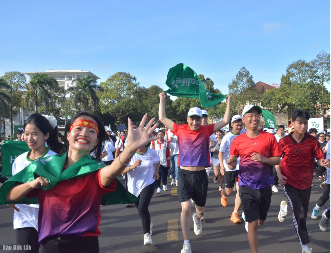 Đông đảo người tham dự chương trình cùng chạy bộ.