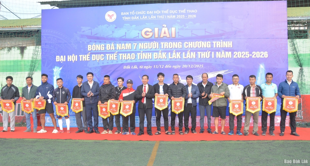 Ban tổ chức trao cờ lưu niệm tặng các đội bóng dự giải.