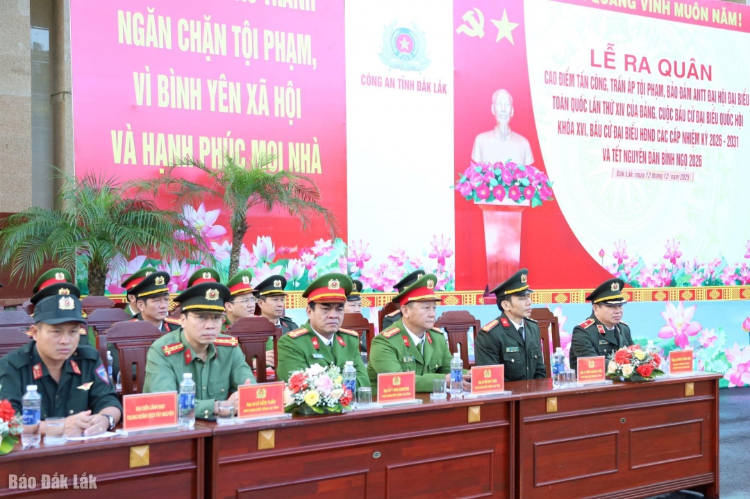 Ban Giám đốc Công an tỉnh tại buổi lễ ra quân.