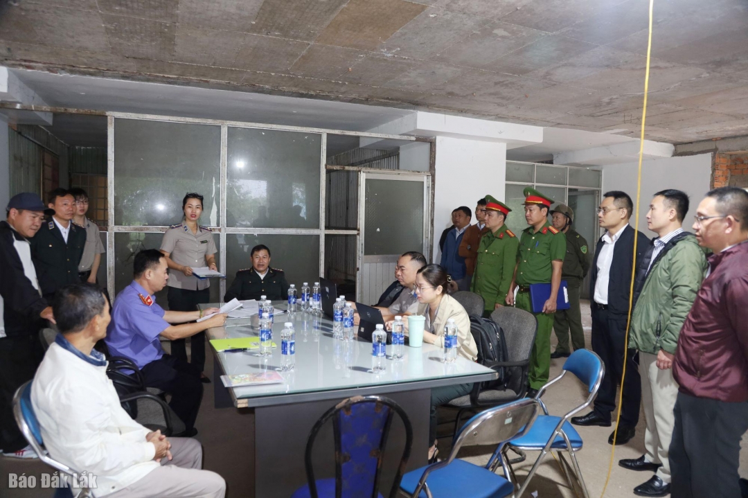 Đại diện Thi ành án dân sựu tỉnh công bố Quyết định kê biên tài sản.