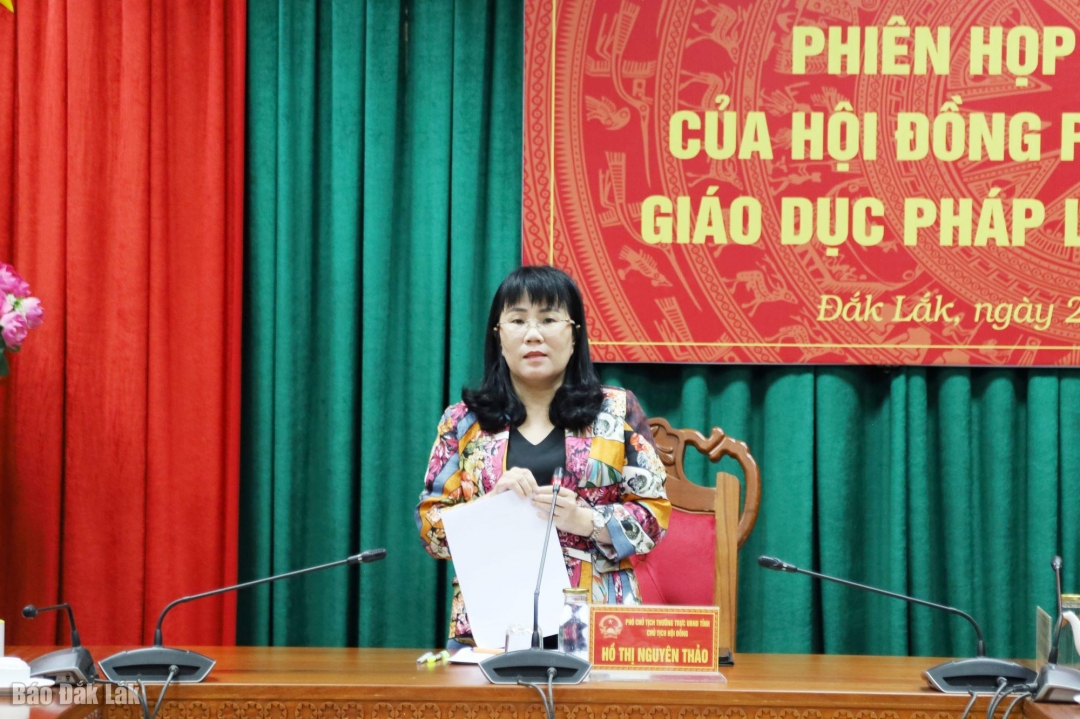 đồng chí Hồ Thị Nguyên Thảo phát biểu kết luận phiên họp.