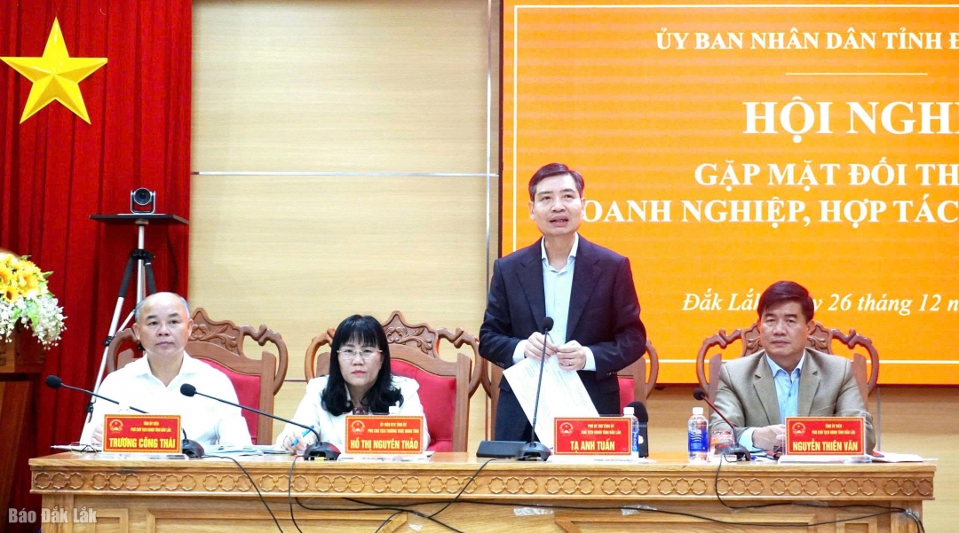 Phó Bí thư Tỉnh ủy, Chủ tịch UBND tỉnh Tạ Anh Tuấn phát biểu tại hội nghị.