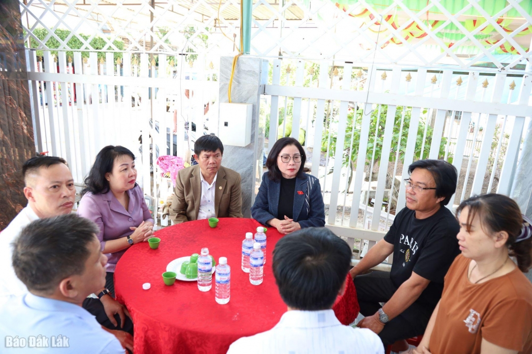 Lãnh đạo tỉnh thăm hỏi, động viên gia đình các nạn nhân.