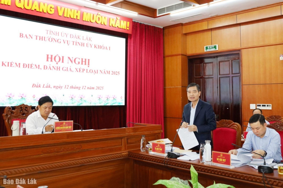 Phó Bí thư Tỉnh ủy, Chủ tịch UBND tỉnh Tạ Anh Tuấn đóng góp ý kiến thảo luận.