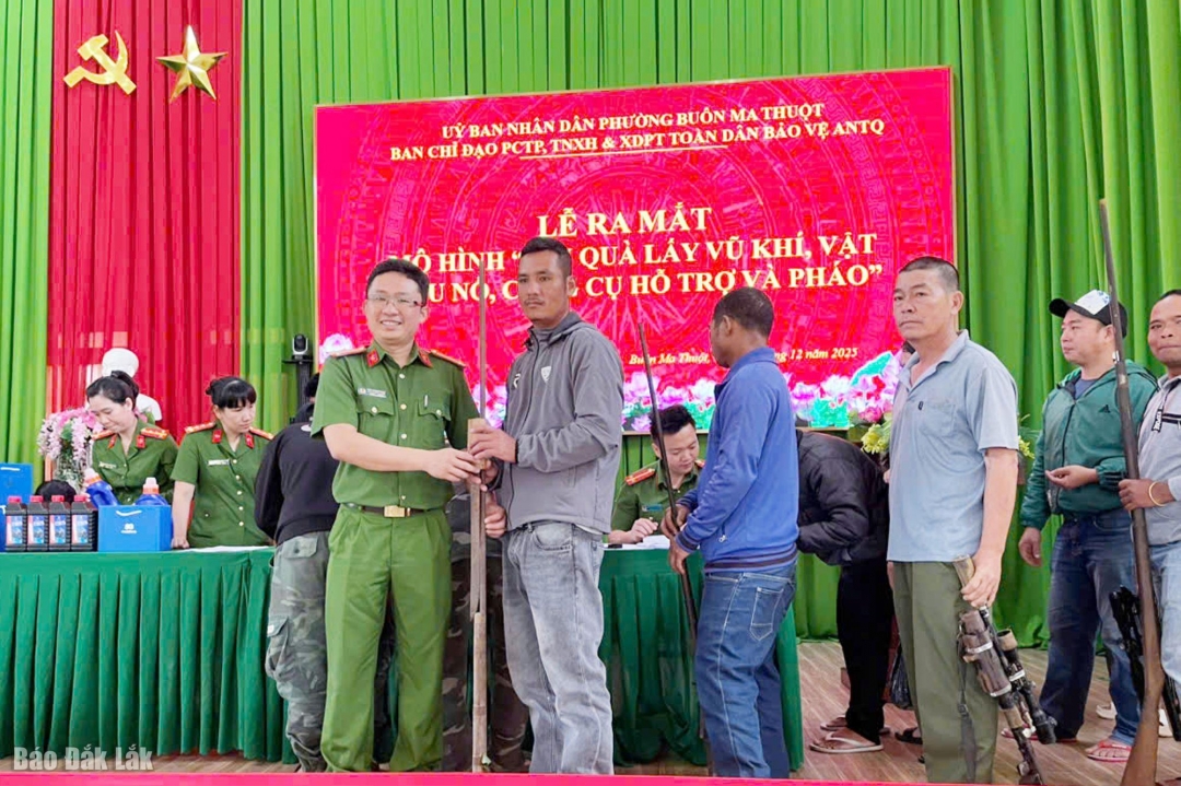 Người dân tự nguyện giao nộp vũ khí cho công an.