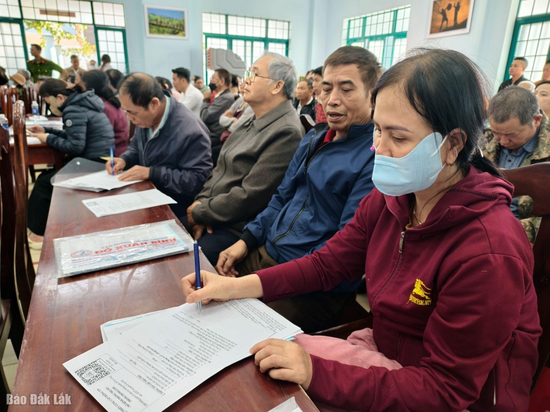 Đại diện các cơ sở kinh doanh, lưu trú ký cam kết.