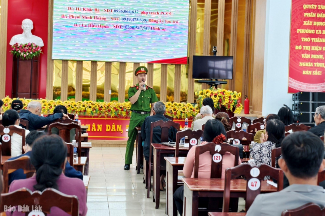 Cán bộ Công an phường Ea Kao đặt câu hỏi thảo luận tại hội nghị.