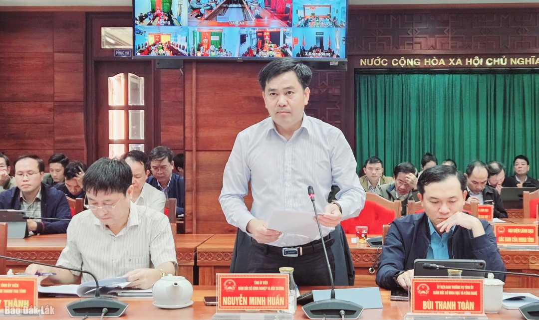 Giám đốc Sở Nông nghiệp và Môi trường báo cáo tại hội nghị.