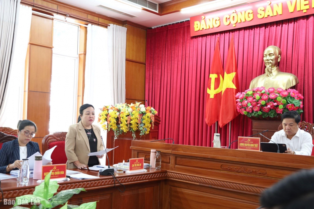 Đồng chí Cao Thị Hòa An, Phó Bí thư Thường trực Tỉnh ủy, Chủ tịch HĐND tỉnh phát biểu thảo luận.