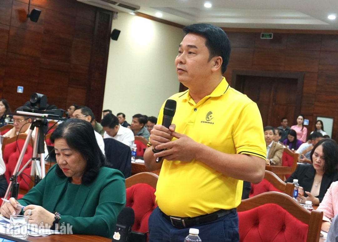 Đại diện Hiệp hội Doanh nhân tỉnh Đắk Lắ k đóng góp ý kiến tại hội nghị.