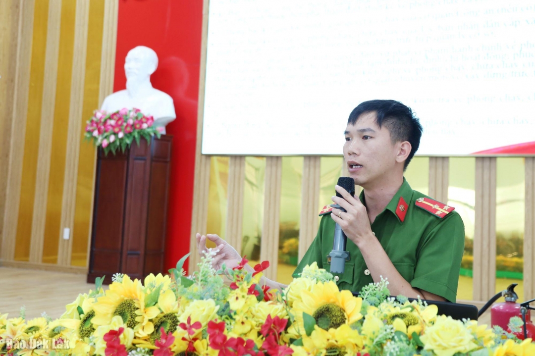 Cán bộ Công an phường Ea Kao tuyên truyền pháp luật.