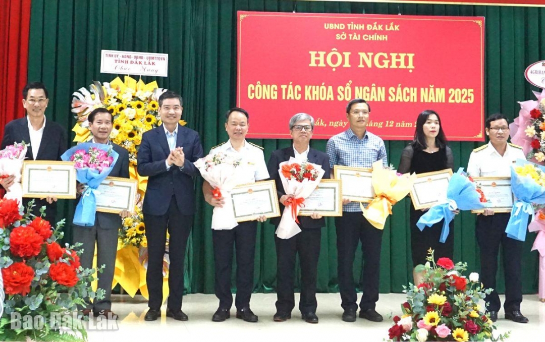 Chủ tịch UBND tỉnh đã tặng Bằng khen cho 10 tập thể đã có thành tích xuất sắc trong thực hiện công tác thu ngân sách Nhà nước năm 2025.