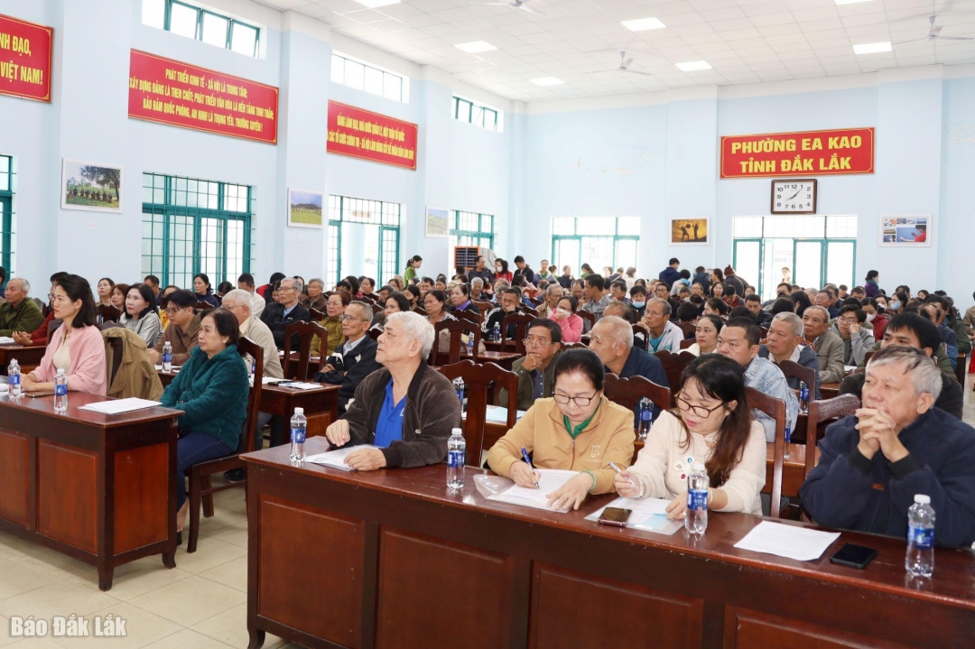 Người dân và chủ cơ sở kinh doanh tham dự hội nghị.