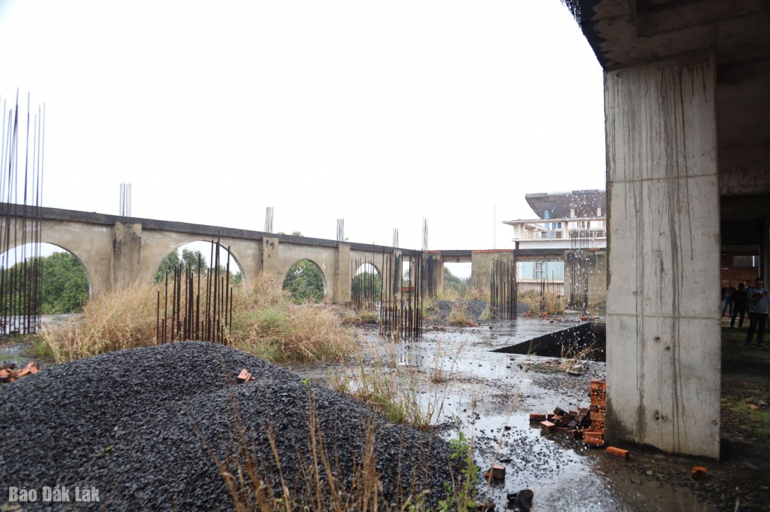 Nhiều hạng mục thi công dang dở.