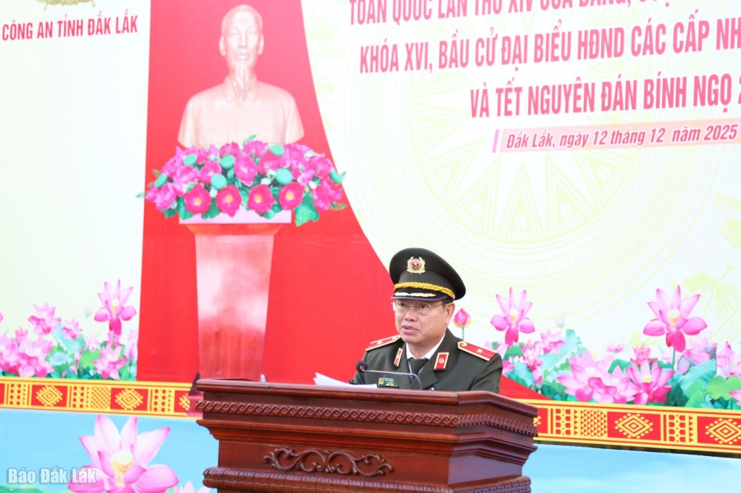 Thiếu tướng Phan Thanh Tám, Ủy viên Ban Thường vụ Tỉnh ủy, Giám đốc Công an tỉnh phát lệnh ra quân.