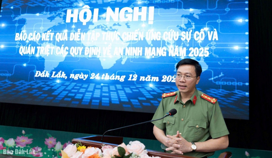 Đại tá Lê Hữu Tuấn, Phó Giám đốc Công an tỉnh, Phó Trưởng ban Thường trực Ban Tổ chức diễn tập phát biểu tại hội nghị.