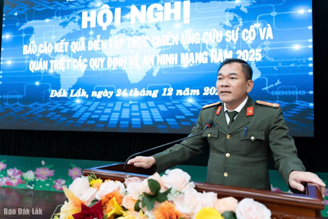 Thượng tá Nguyễn Quang Vịnh - Trưởng phòng An ninh mạng và phòng, chống tội phạm sử dụng công nghệ cao - Công an tỉnh tham gia thảo luận.