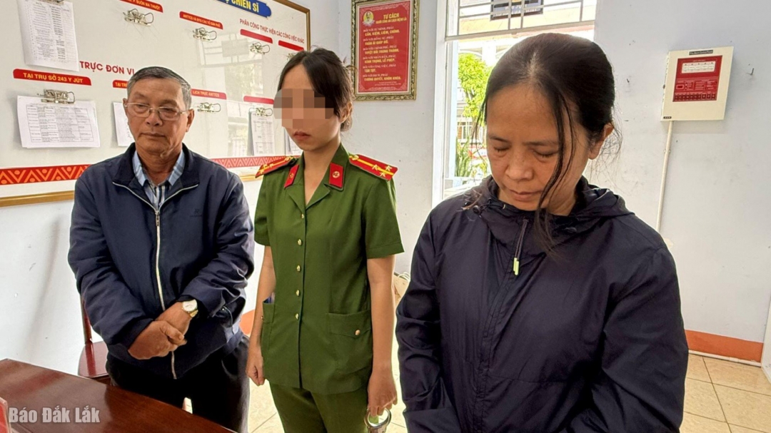 Bị can Đoàn Uyên Thao (bên phải) tại cơ quan công an.