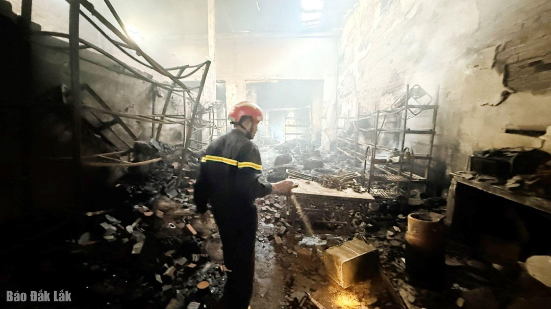 Lực lượng chức năng kiếm tra hiện trường vụ cháy.