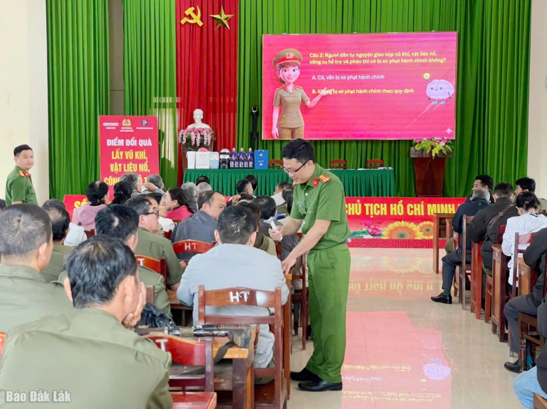 Cán bộ Công an phường Buôn Ma Thuột tuyên truyền phổ biến pháp luật cho người dân.