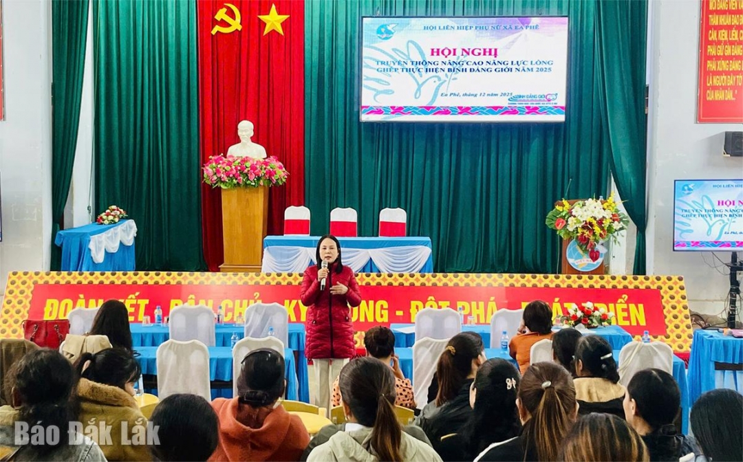 Bà Nguyễn Thị Họa My - Cán bộ Y tế, thành viên Tổ truyền thông cộng đồng xã Ea Phê trao đổi chuyên đề Thực trạng tình hình bạo lực, xâm hại trẻ em và các kỹ năng thiết yếu trong nhận diện, phòng tránh.