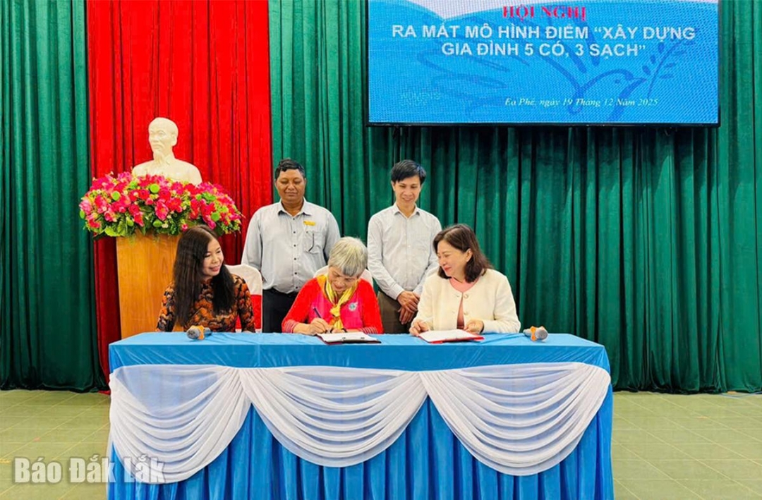 Đại diện các thành viên của mô hình Xây dựng gia đình 5 không, 3 sạch thôn 5 ký cam kết thực hiện.