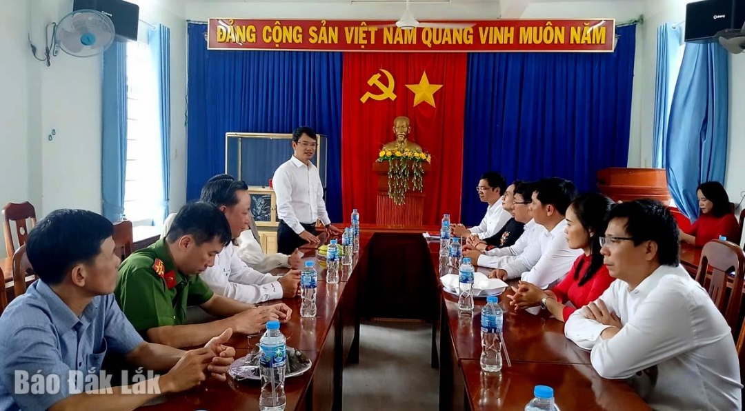 Bí thư Đảng ủy, Chủ tịch HĐND phường Ea Kao Đặng Gia Duẩn (đứng) phát biểu tại buổi gặp mặt tại buổi ký kết nghĩa 