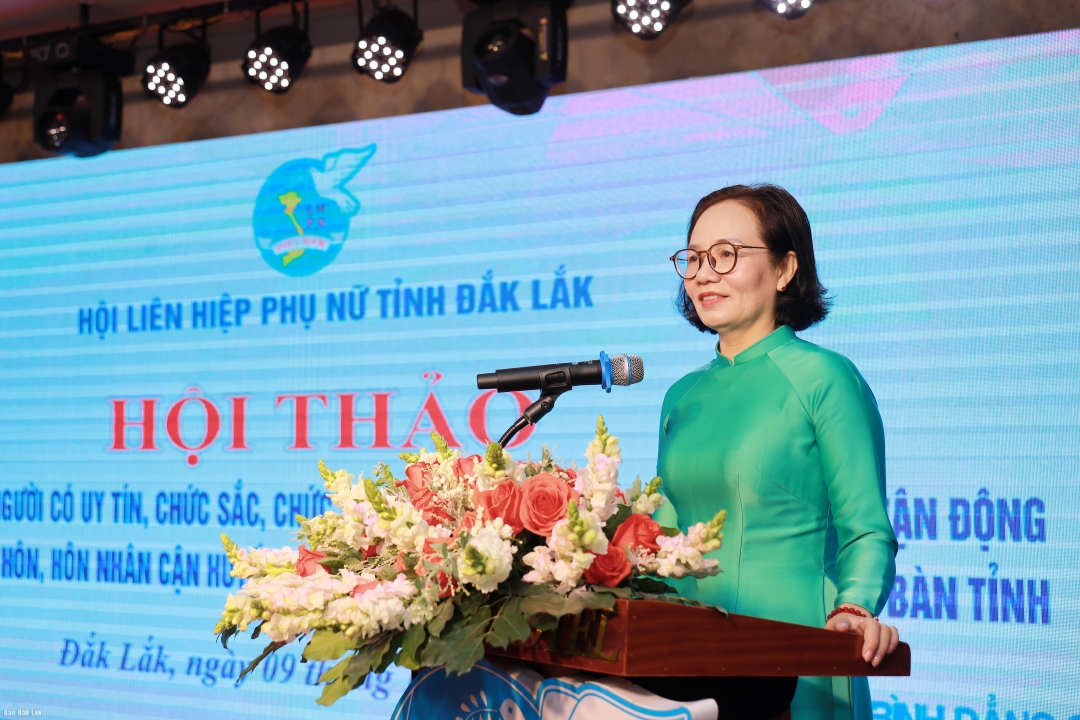 Phó Chủ tịch Ủy ban MTTQ Việt Nam tỉnh, Chủ tịch Hội LHPN tỉnh Nguyễn Thị Hồng Thái phát biểu tại hội thảo.