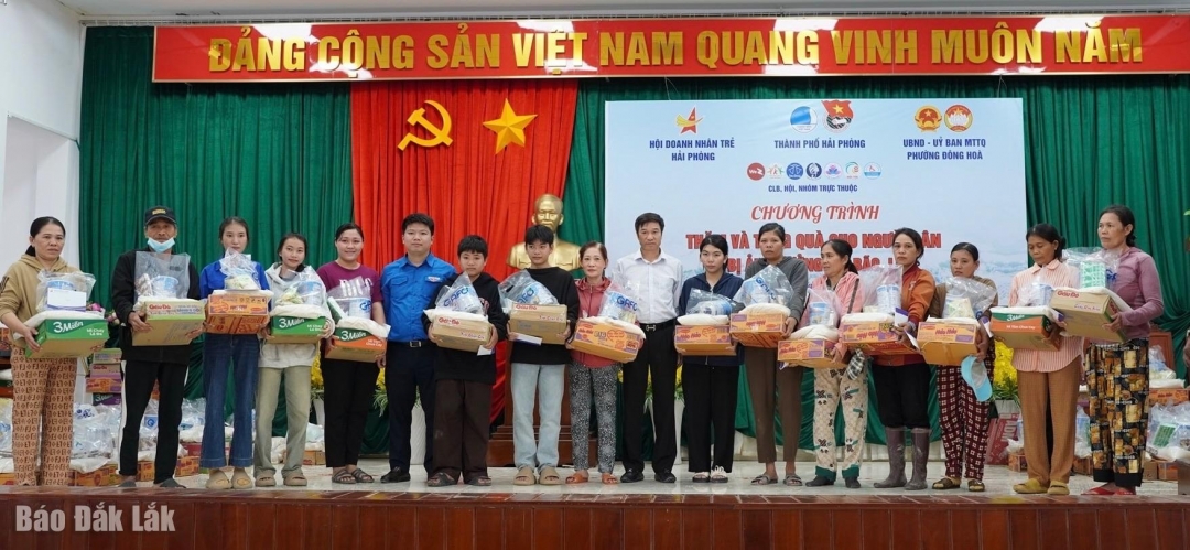 Đại diện các đơn vị trao quà cho người dân