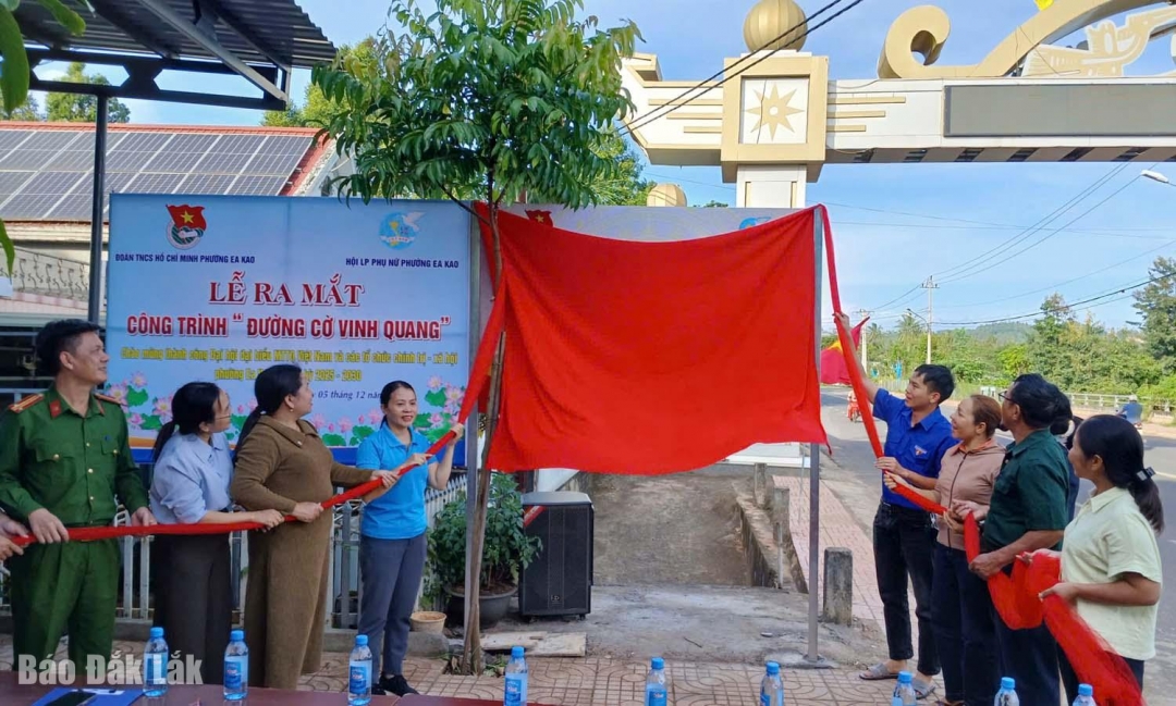 Lãnh đạo phường Ea Kao cùng người dân thwchj hiện lễ ra mắt công trình “Đường cờ vinh quang”.