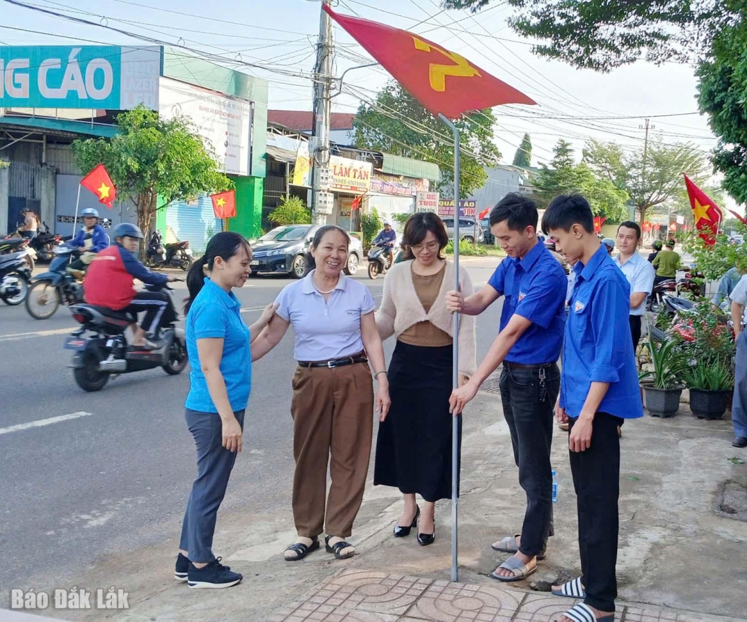 Đoàn Thanh niên và Hội viên Hội Liên hiệp phụ nữ phường Ea Kao thực hiện “Đường cờ vinh quang”.