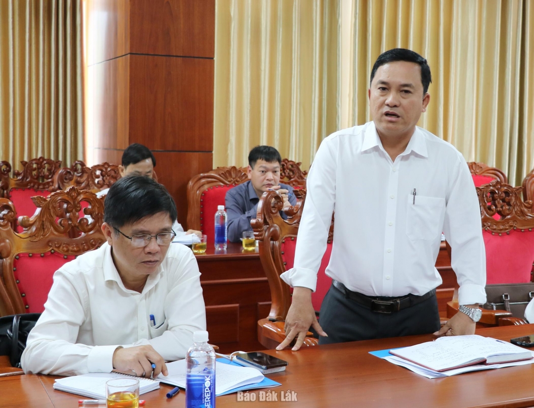 Bí thư Đảng ủy và Chủ tịch HĐND xã Ea Lop Nguyễn Thanh Tuấn phát biểu ý kiến tại cuộc họp.