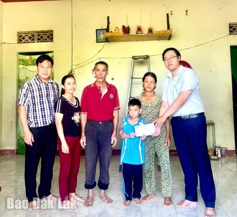 Đoàn công tác thăm hỏi, động viên gia đình